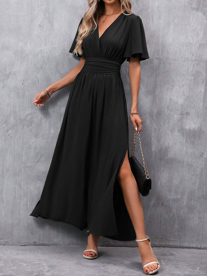 Júlia| Elegante vestido longo preto com decote em V, mangas transparentes e fenda