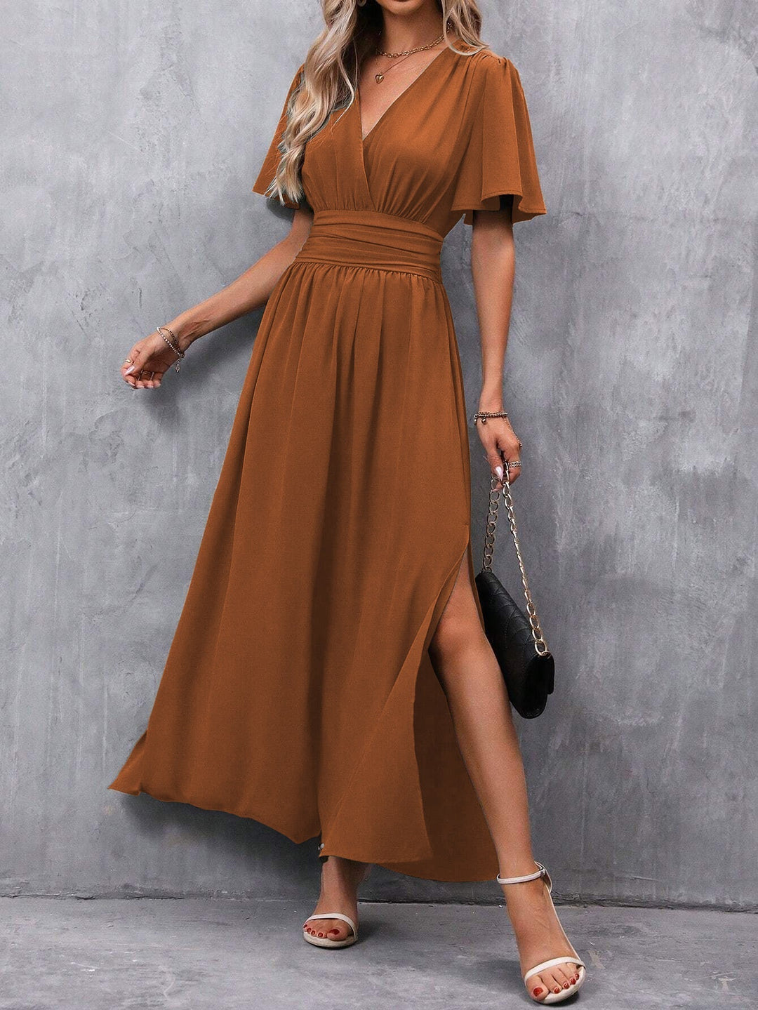 Júlia| Elegante vestido longo preto com decote em V, mangas transparentes e fenda