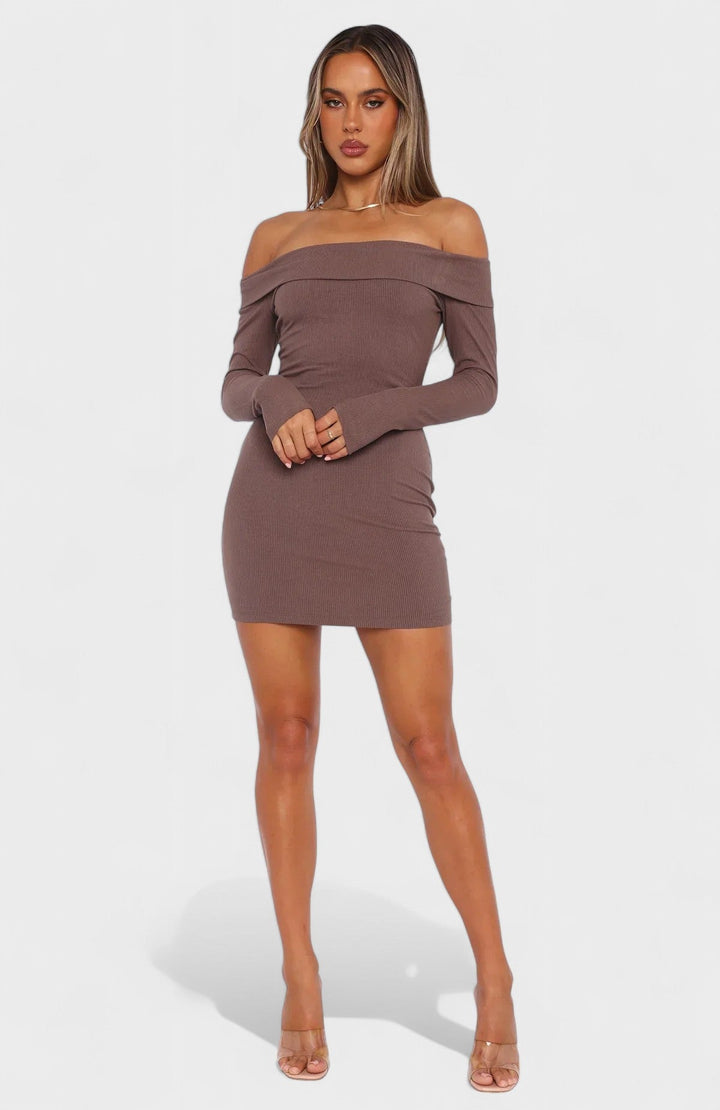 Carolina - Vestido Intemporal com Ombros à Mostra