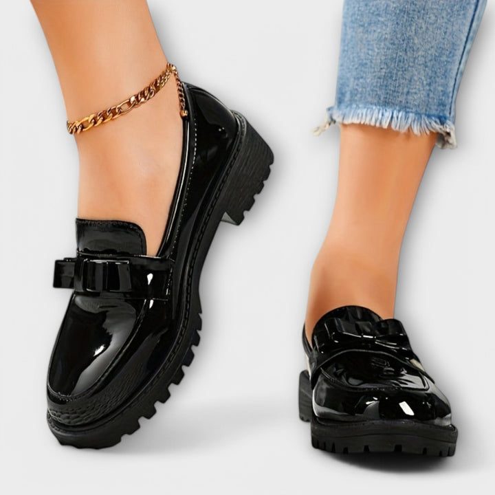 Mocassins Femininos Pretos em Verniz com Laço